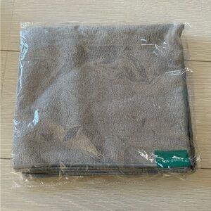 New in package - Nutrafol quick dry towel